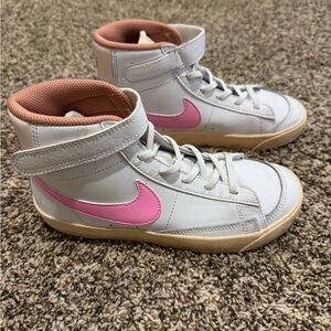 This is a Nike Blazer Mid '77 in the White/Pink  size 3Y